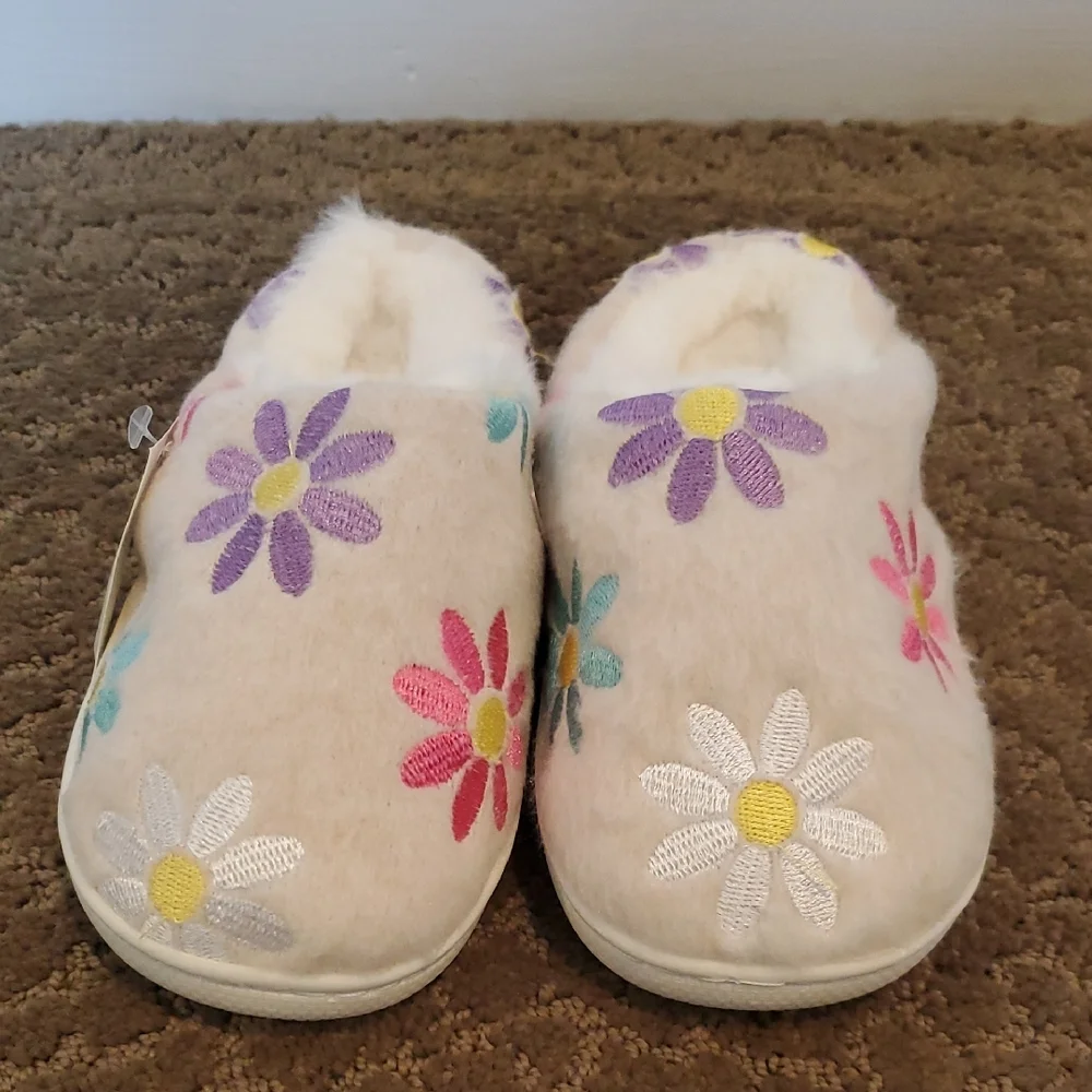 Girls FALLS CREEK Daisy Flowers Embroidered Slippers 10/11 12/13 1/2 3/4 NWT